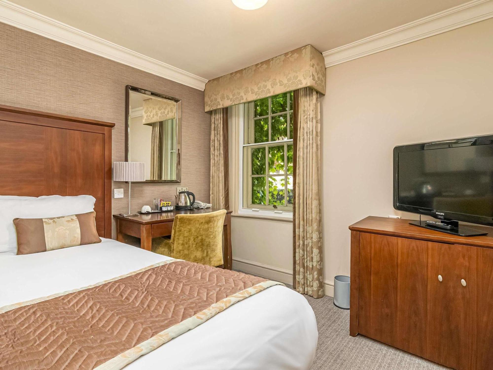 Mercure Salisbury White Hart Hotel & Apartments Esterno foto