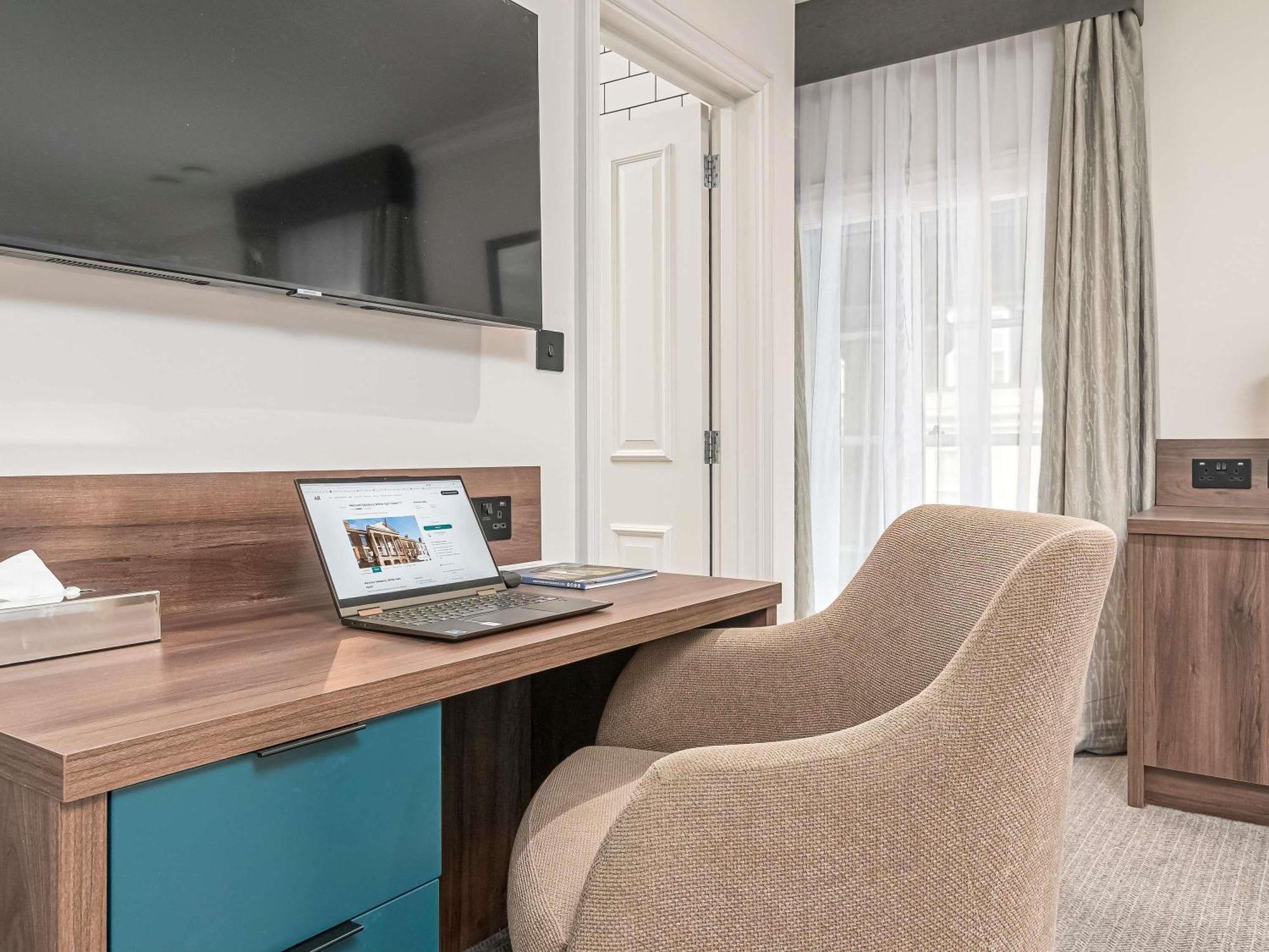 Mercure Salisbury White Hart Hotel & Apartments Esterno foto