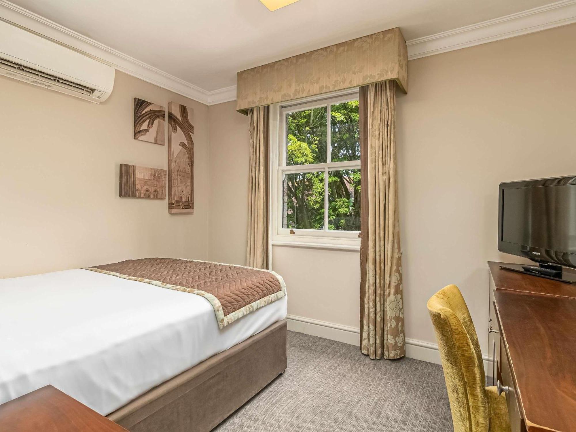 Mercure Salisbury White Hart Hotel & Apartments Esterno foto
